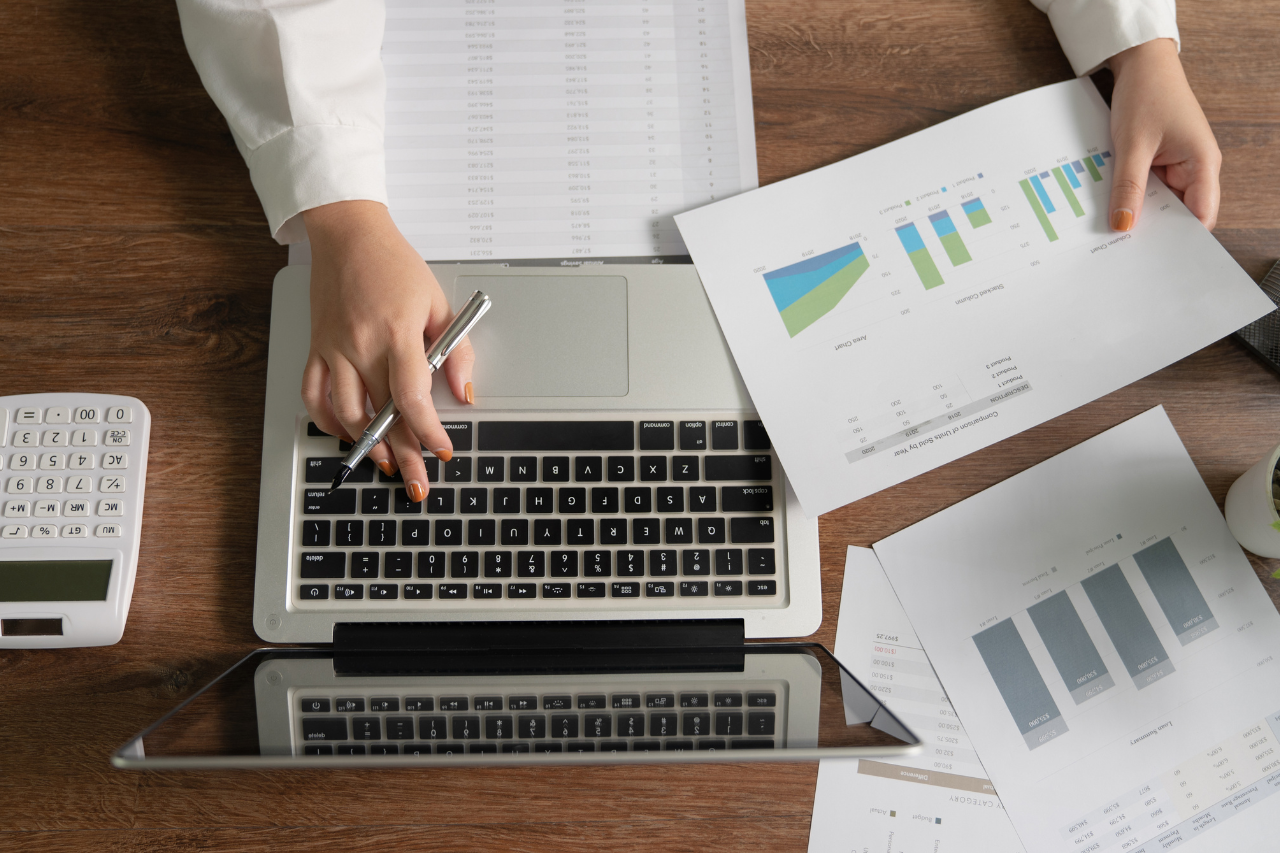 Profesional revisando gráficos contables y documentación