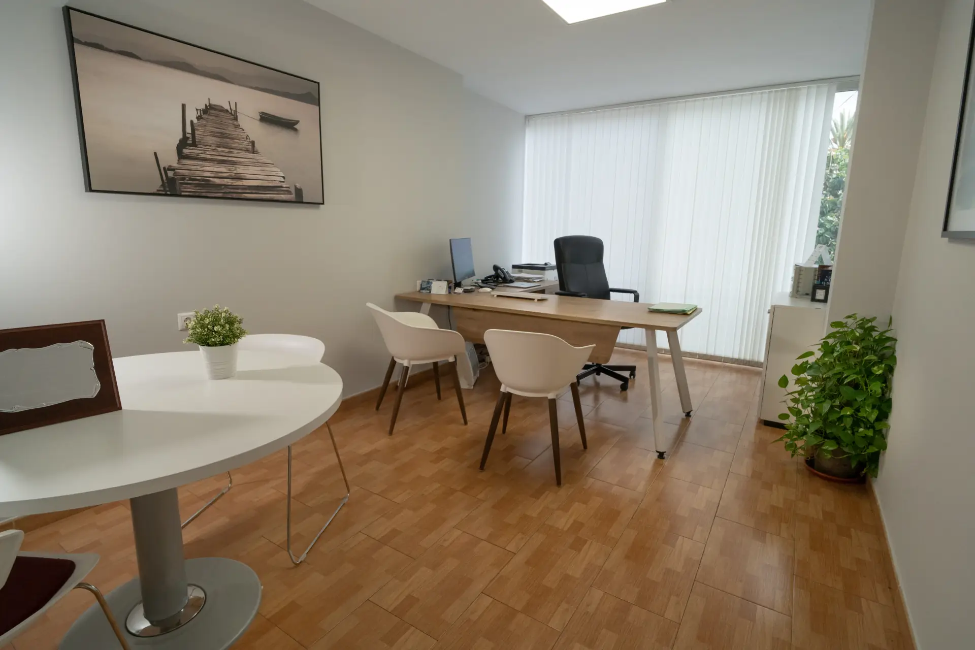 Sala de consultas en la oficina de Los Boliches